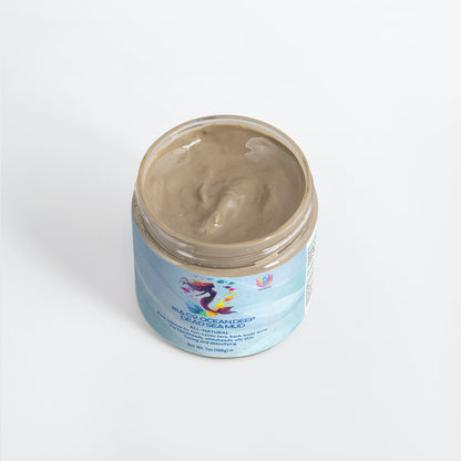 The jar of 111 & Company OCEAN DEEP DEAD SEA MUD is open, showcasing its creamy, mineral-rich texture. Featuring a colorful mermaid graphic, the label reads Mascarilla Capilar de Algas Marinas. This Retro Fitness Supplements product is elegantly displayed against a plain white background.